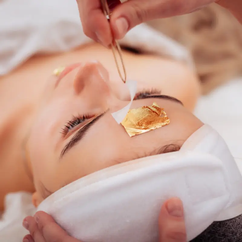 Limpeza de Pele Premium com folhas de ouro 24k em Mogi das Cruzes - Estética Vital Beauty