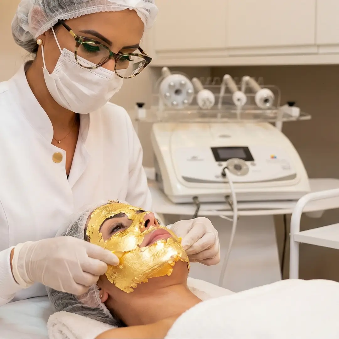 Limpeza de Pele com Folhas de Ouro